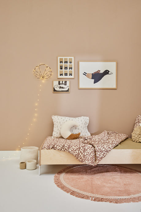 Meisjeskamer inspiratie. Nude roze kleuren, bloemendekbed, paardenbehang, lampen van Ted&tone en een lamp in de vorm van een schelp.