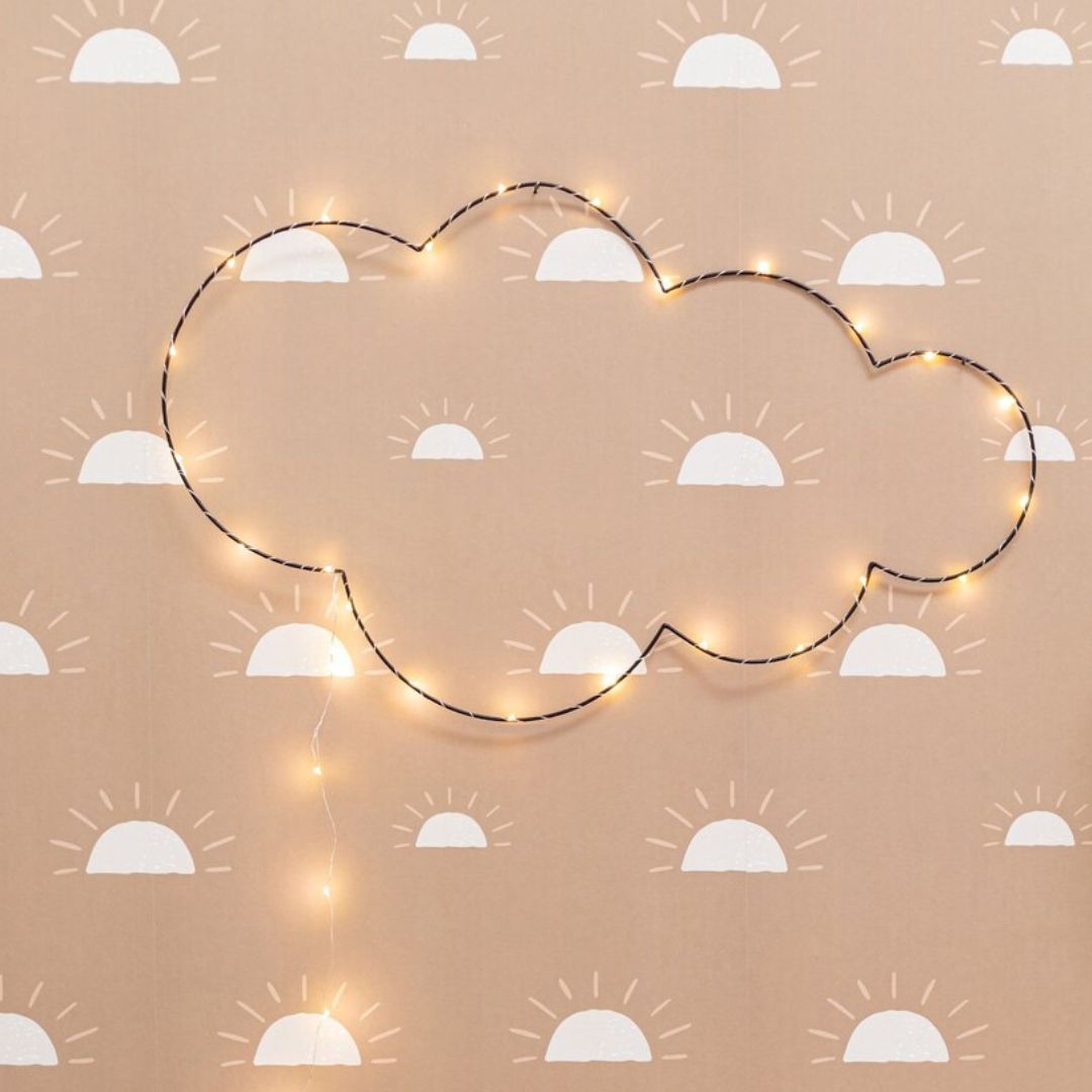 Behang voor meisjeskamer of babykamer met zonnetjes