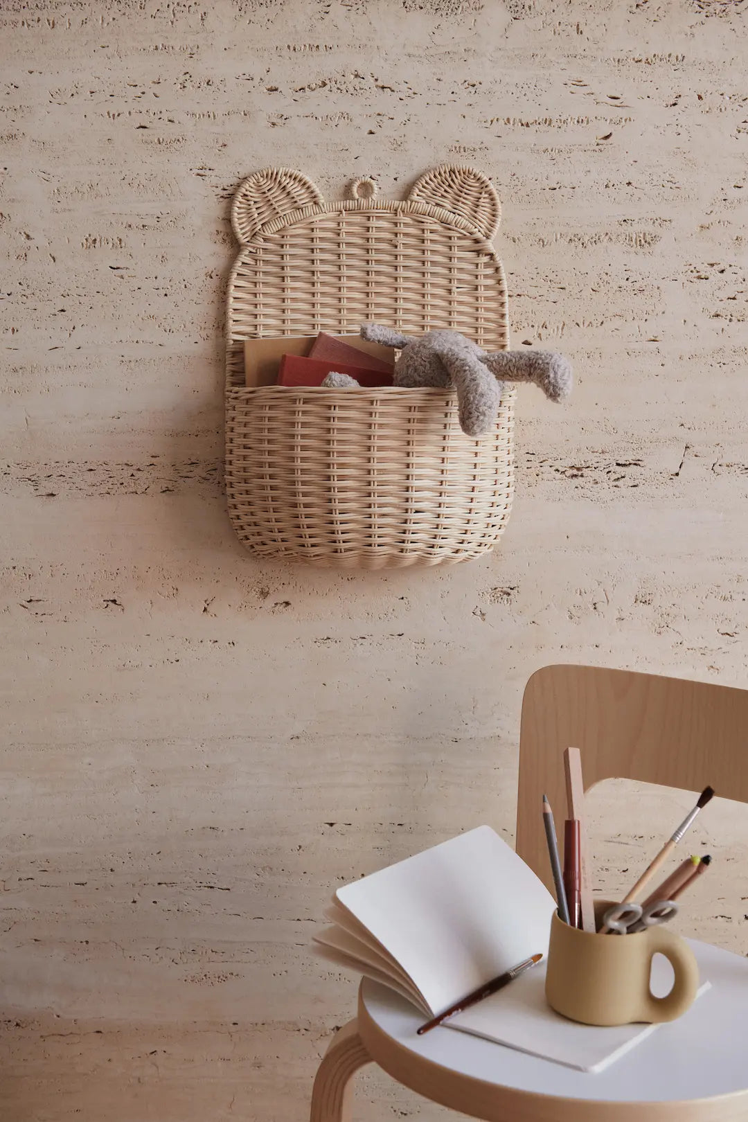 Wandmand / opbergmand van rotan voor kinderkamer van het merk Liewood