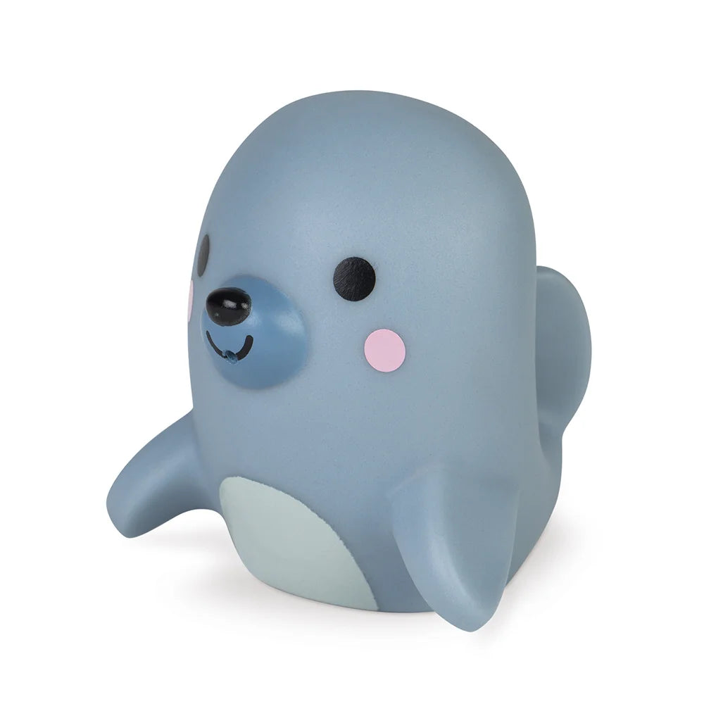 Badspeelgoed spuitfiguur met pooldieren van het merk Janod. Speciaal ontworpen voor peuters en baby’s.