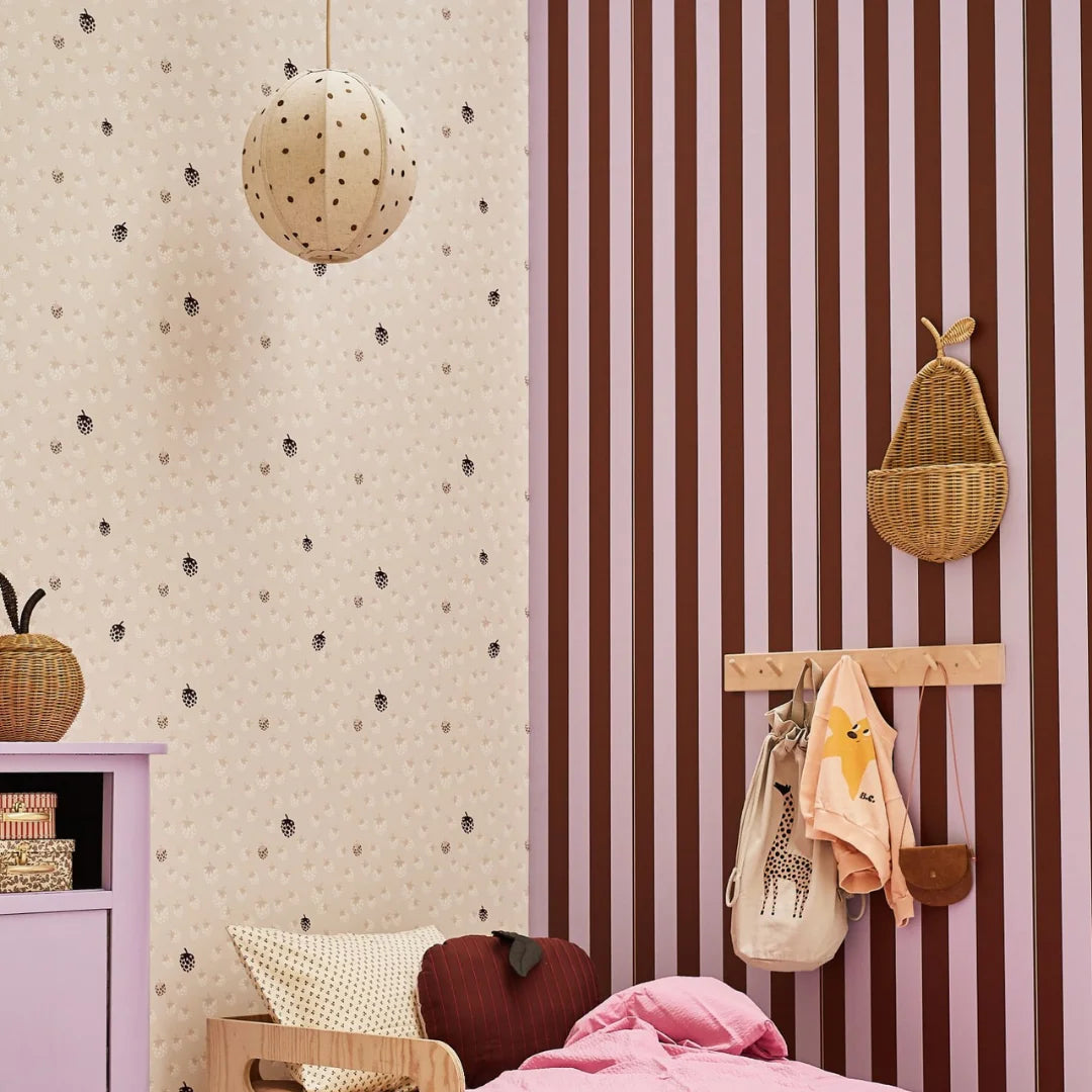 Behang voor kinderkamer of babykamer bessen en strepen