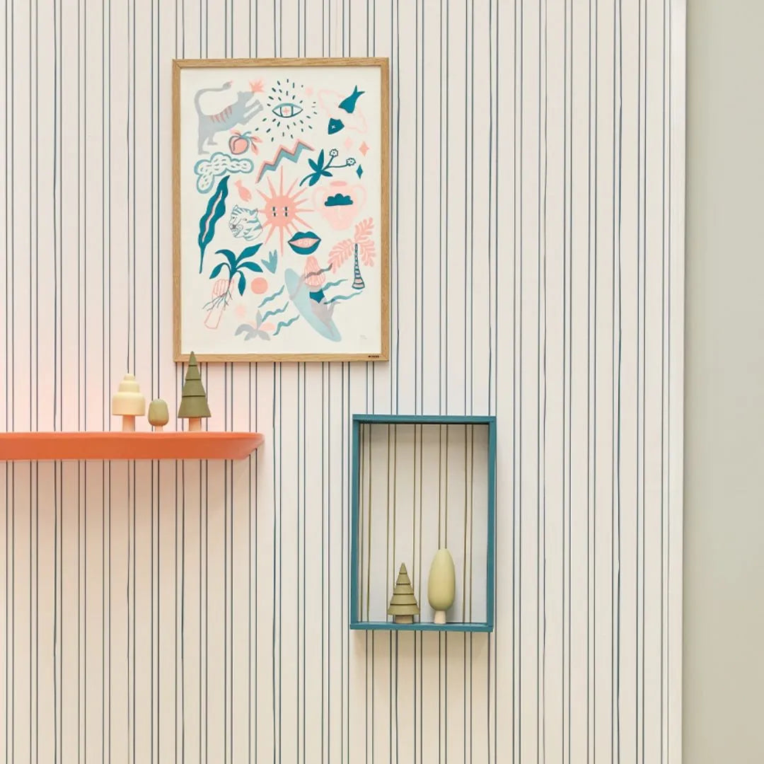 Gestreept petrol behang van Bibelotte in een kinderkamer met een poster en wandplank