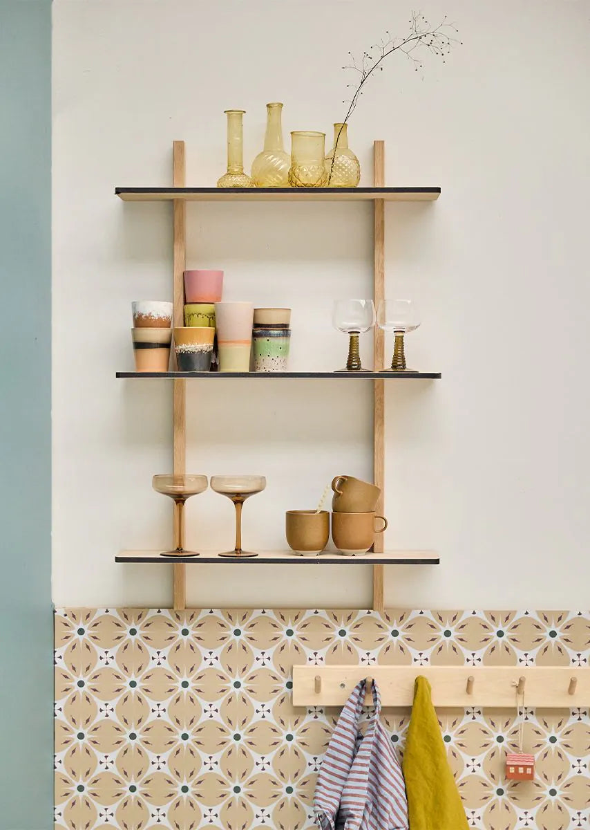 Bibelotte kinderkamer behang met retro blaadjes print geel