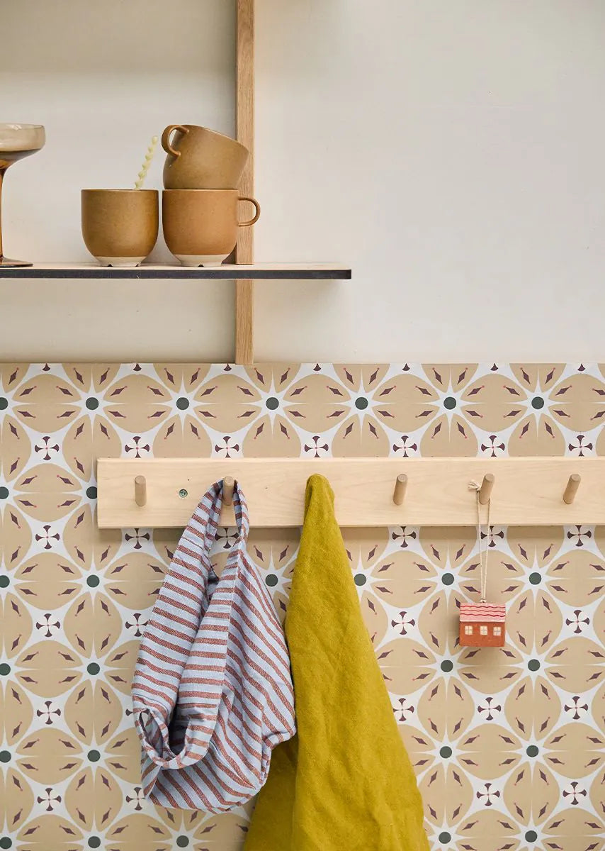 Bibelotte kinderkamer behang met retro blaadjes print geel