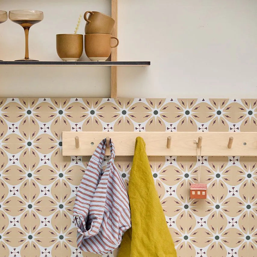 Bibelotte kinderkamer behang met retro blaadjes print geel