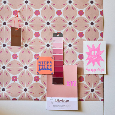 Bibelotte kinderkamer behang met retro blaadjes print roze