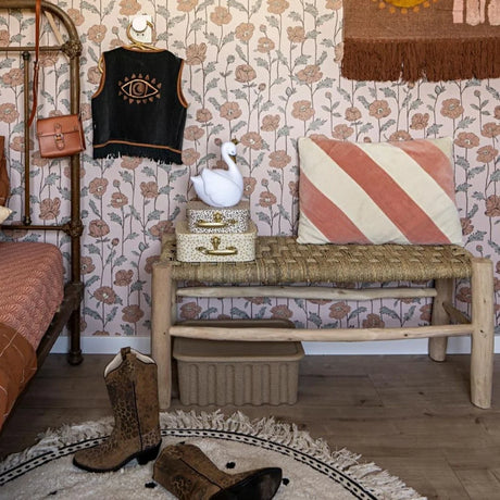 Bloemenbehang voor een babykamer of meisjeskamer