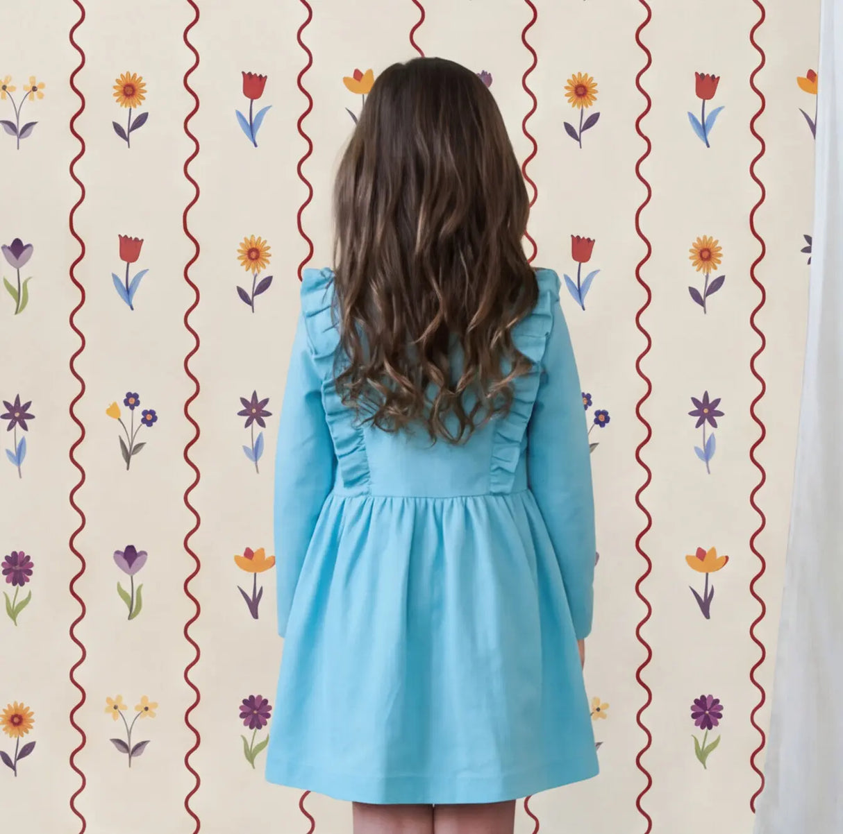 Retro behang met bloemen voor in een stoere meisjeskamer of babykamer