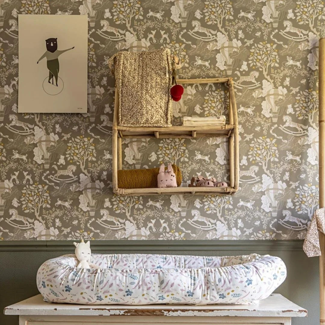 Retro behang voor de kinderkamer met luchtballonnen en speelgoed