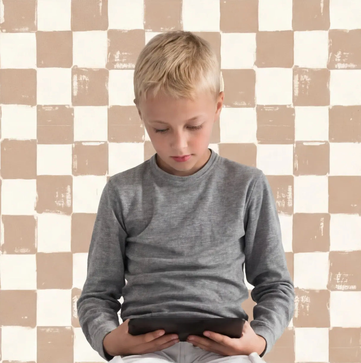 Behang met checkers schaakpatroon voor in een stoere jongenskamer