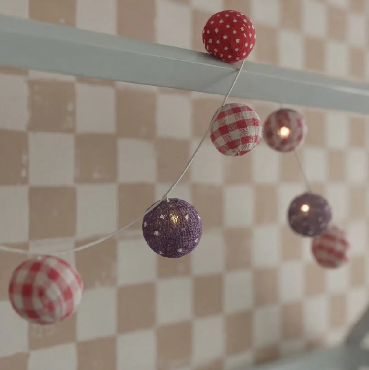 Behang met checkers schaakpatroon voor in een stoere jongenskamer
