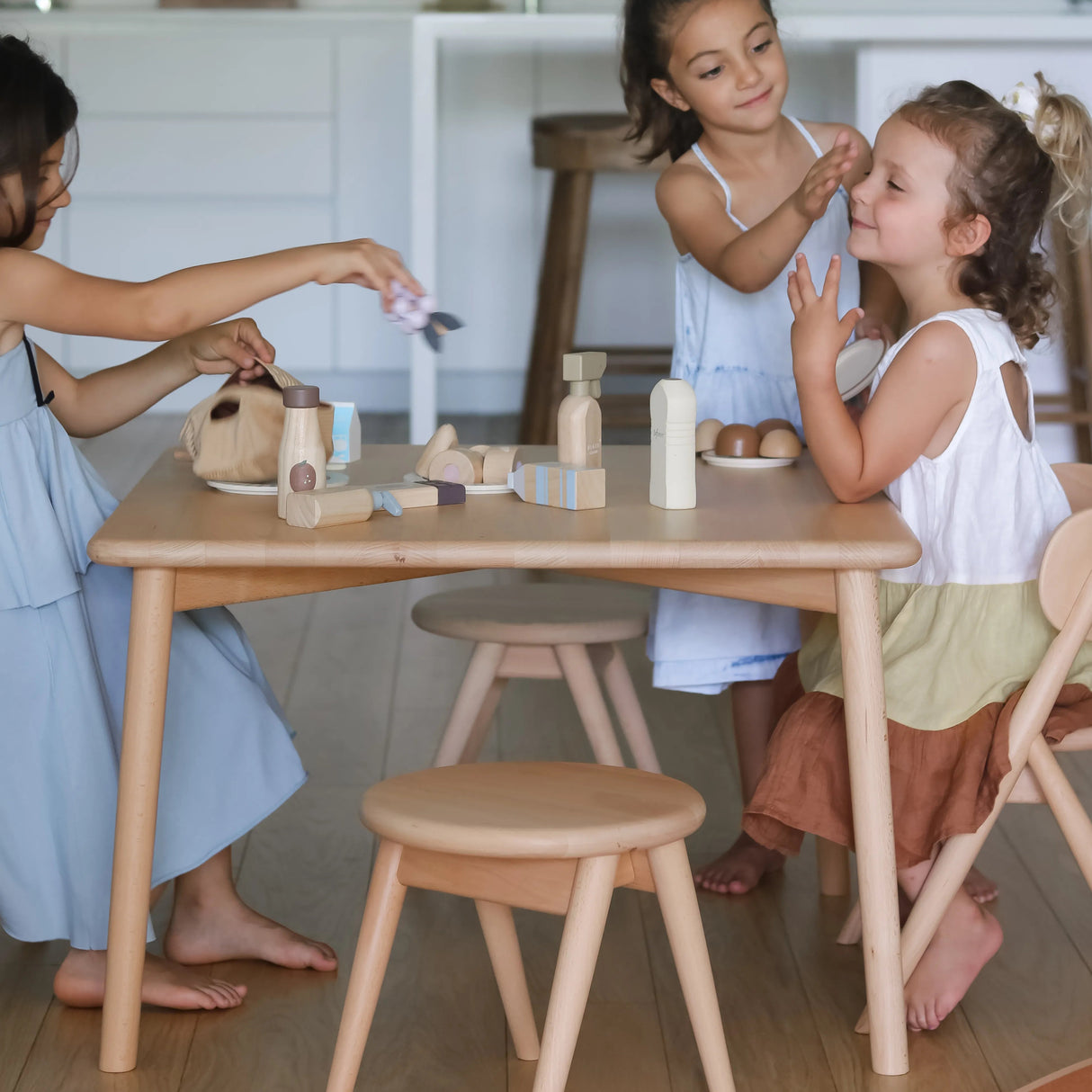 Kindertafel - montessori speeltafel - bureau met stoeltje kinderkamer