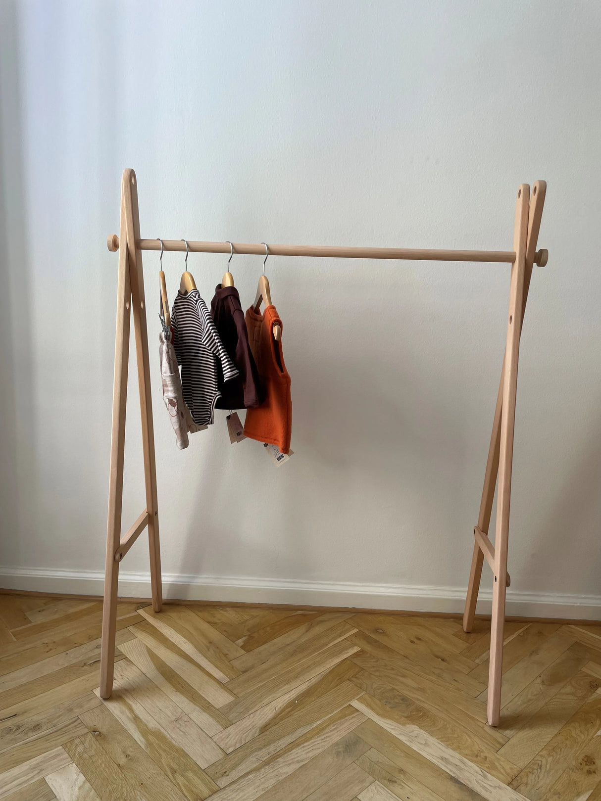 Houten kledingrek voor kinderen