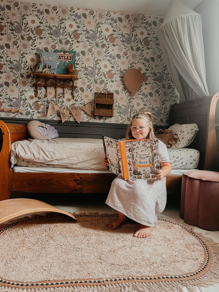 babykamer en kinderkamer behang met bloemen