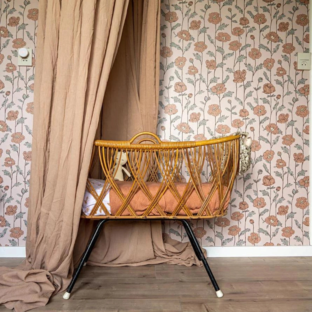 Bloemenbehang voor een babykamer of meisjeskamer