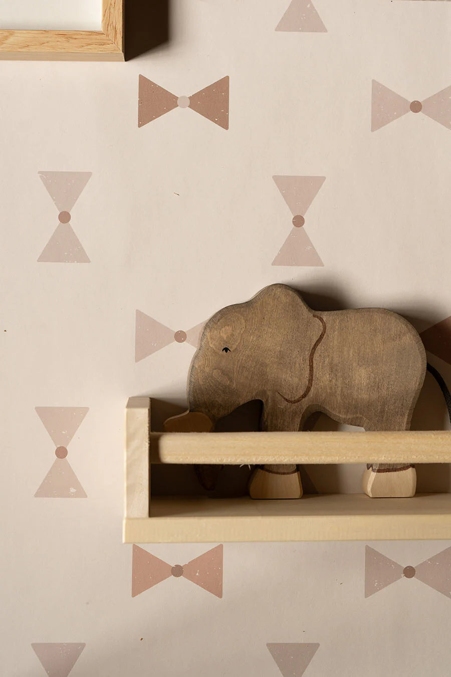babykamer en kinderkamer behang strikjes