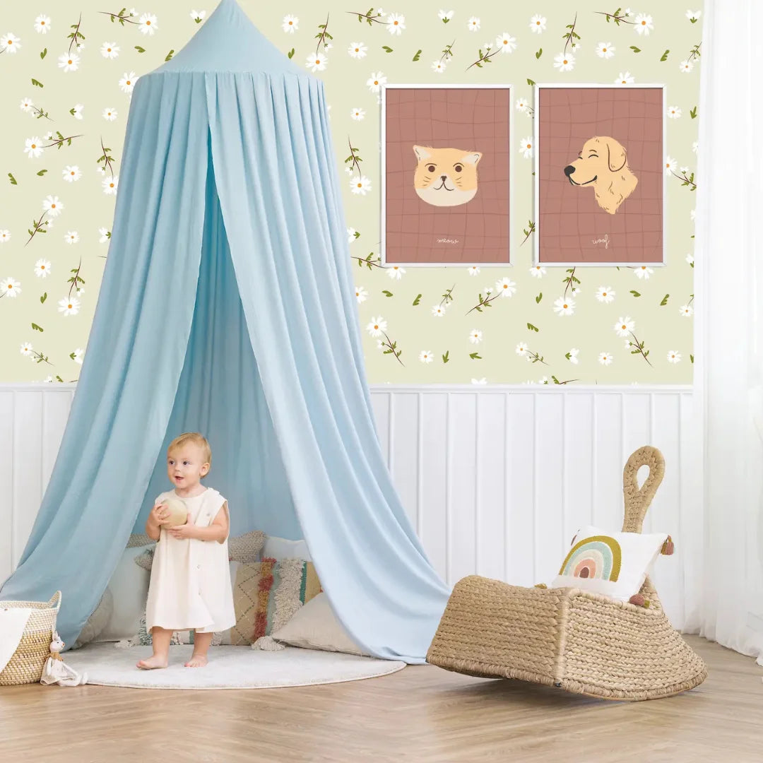 behang voor kinderkamer met madeliefjes. Poster set van hond en kat.