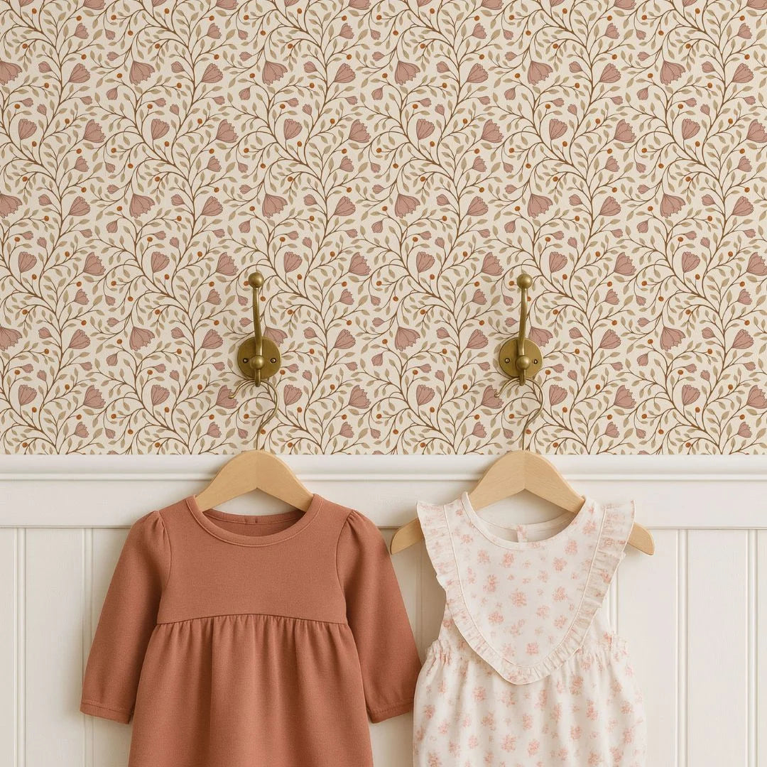 vintage meisjeskamer of babykamer behang met roze bloemen van het merk Little Amour