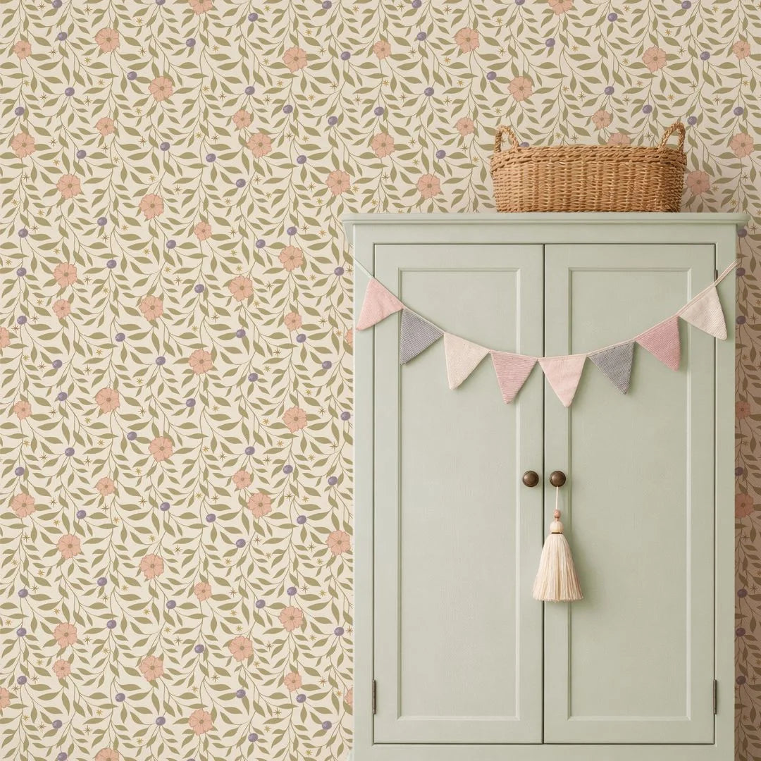 vintage meisjeskamer of babykamer behang met bloemen van het merk Little Amour