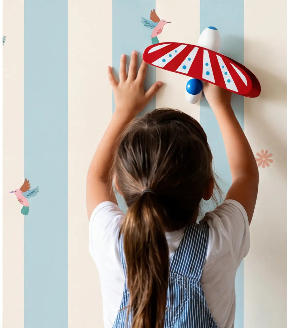 Retro behang met strepen en vogels voor in een stoere meisjeskamer