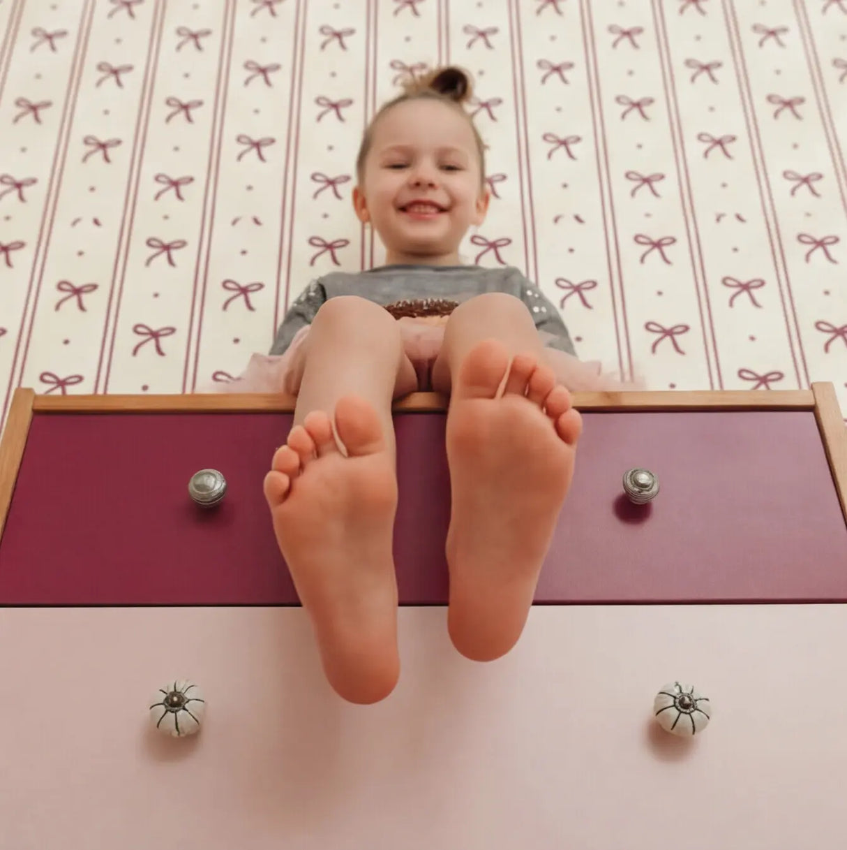 Retro behang met strikjes en strepen voor in een stoere meisjeskamer of babykamer