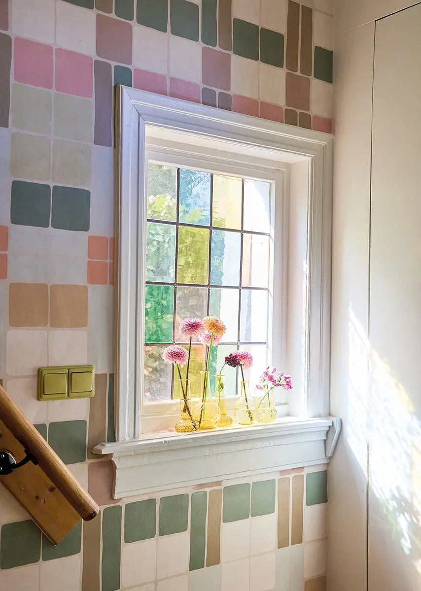 retro blokkenbehang van het merk bibelotte. Dit behang is ontworpen voor de meisjeskamer