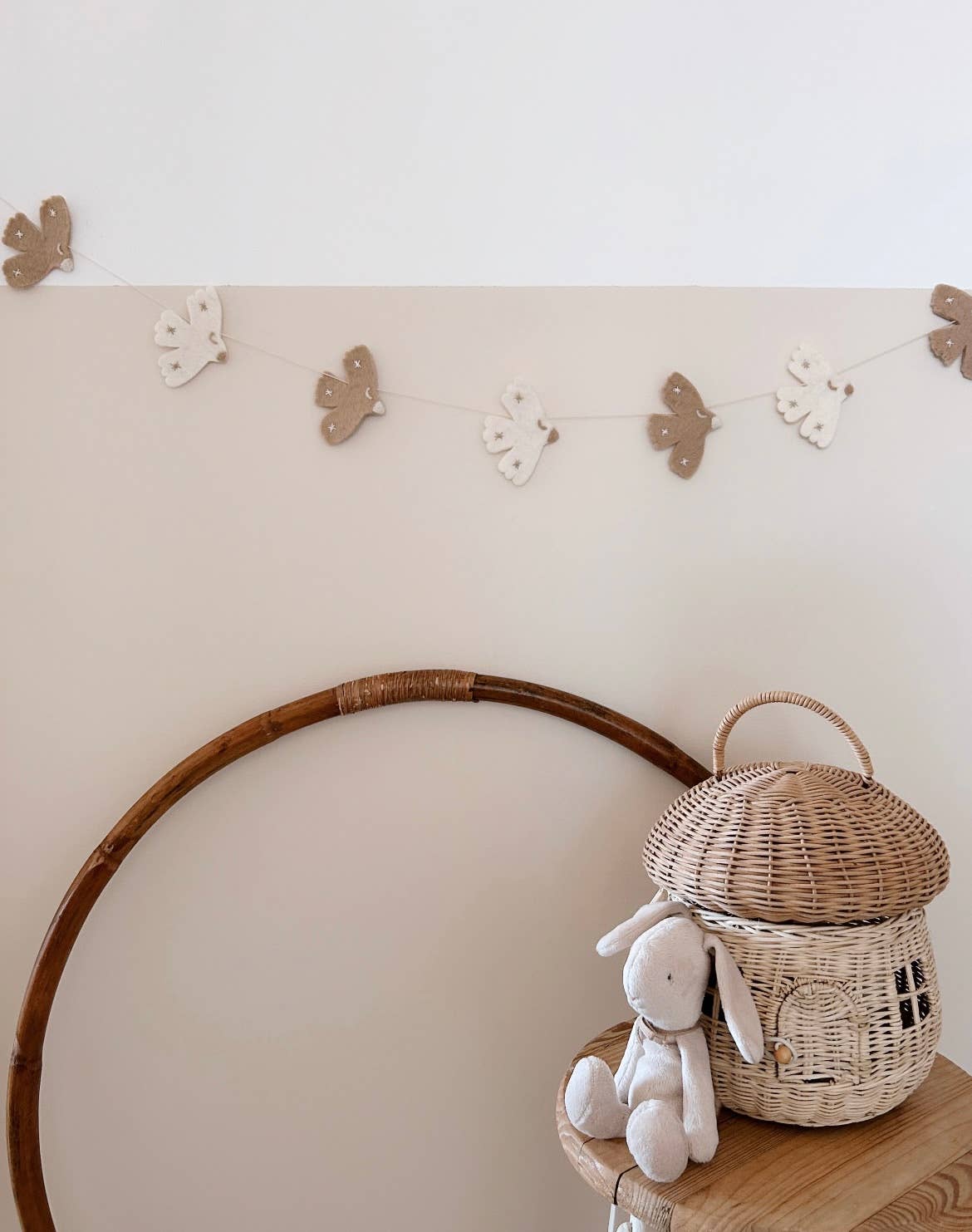 Vilten slinger met vogeltjes voor de baby- en kinderkamer