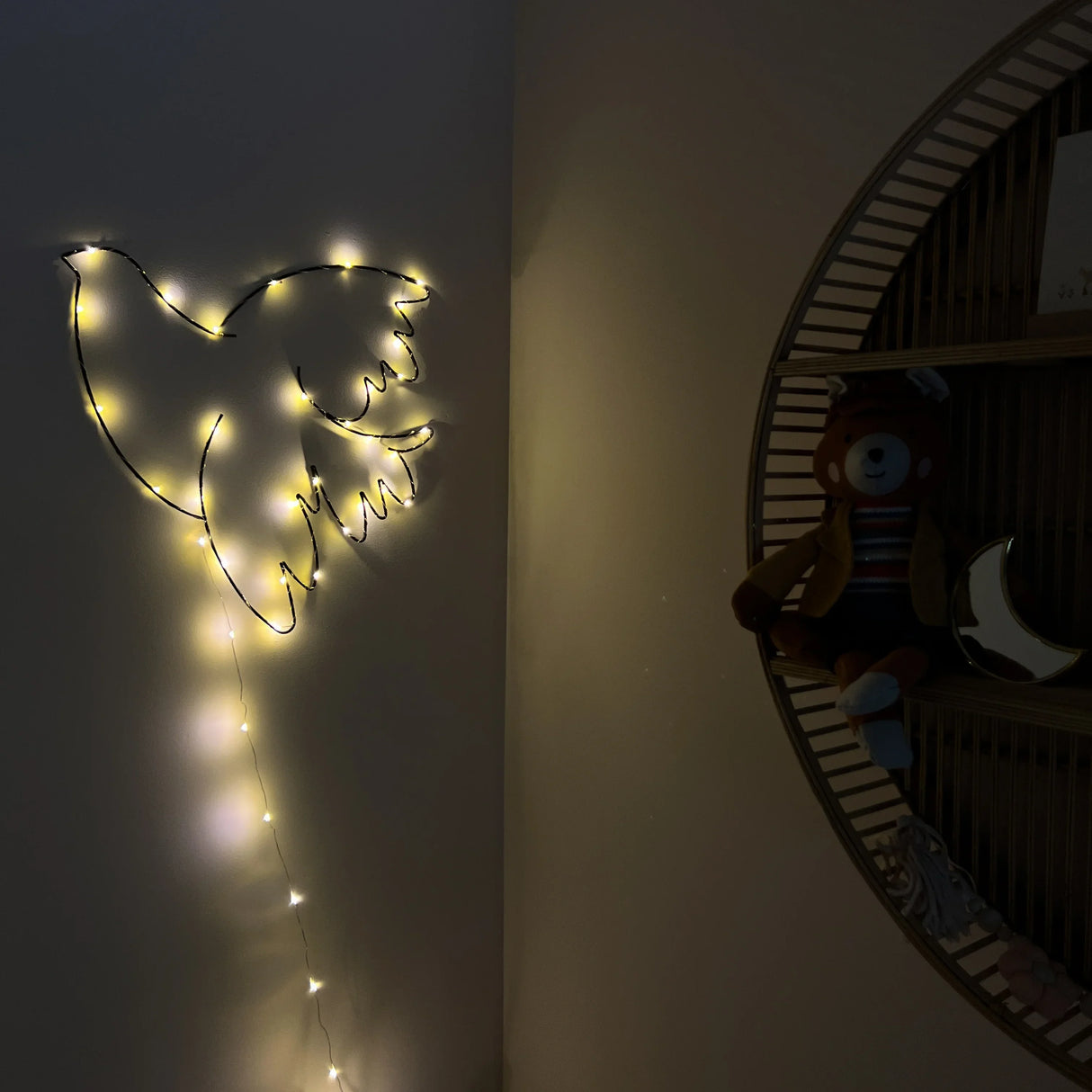 Glowing vogelvormige LED-lamp voor kinderkamer, met knuffel op houten plank