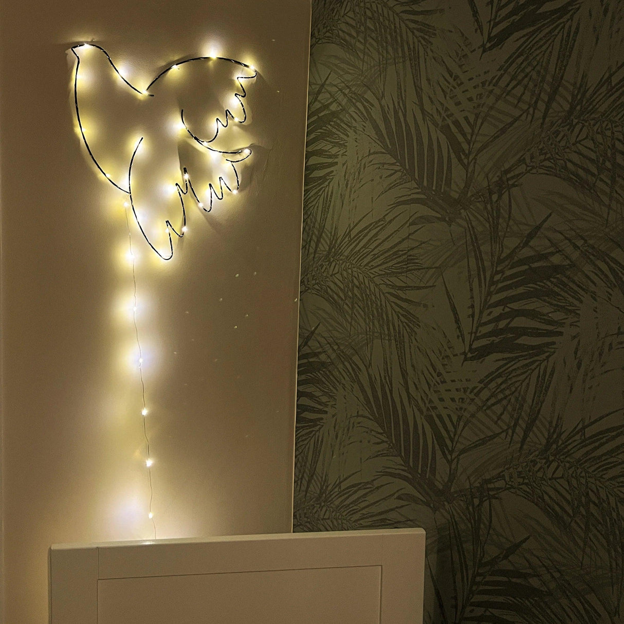 Vogelvormige LED-verlichting voor kinderkamer met tropisch behang