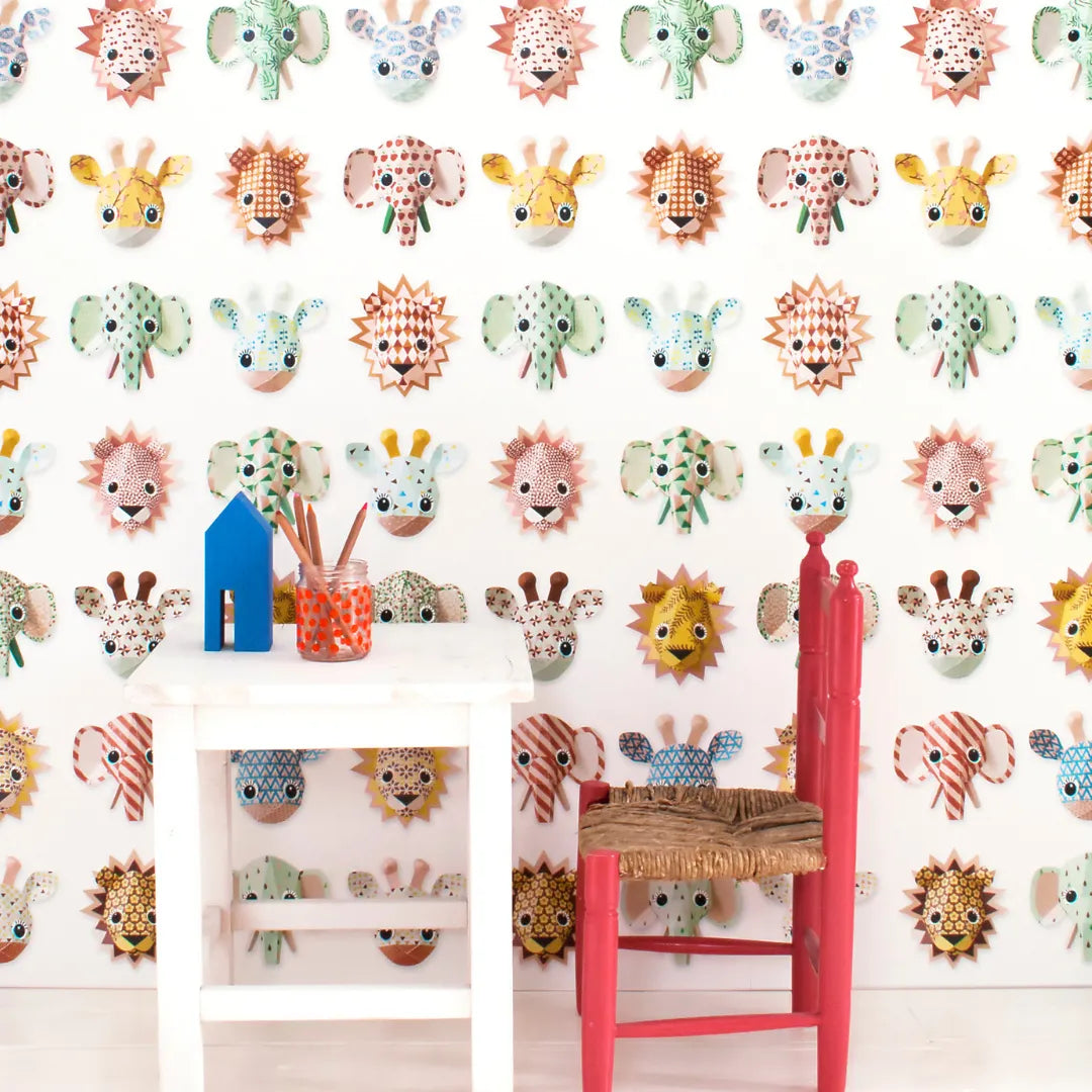 Safari dieren behang met olifanten, leeuwen, giraffen en zebra's voor kinderkamers.
