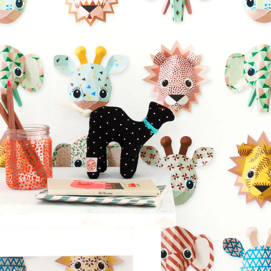 Safari dieren behang met olifanten, leeuwen, giraffen en zebra's voor kinderkamers.