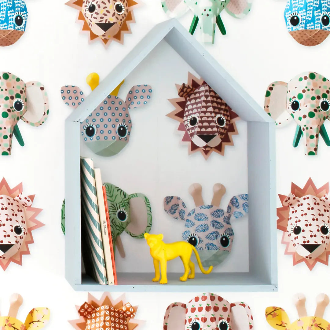 Safari dieren behang met olifanten, leeuwen, giraffen en zebra's voor kinderkamers.