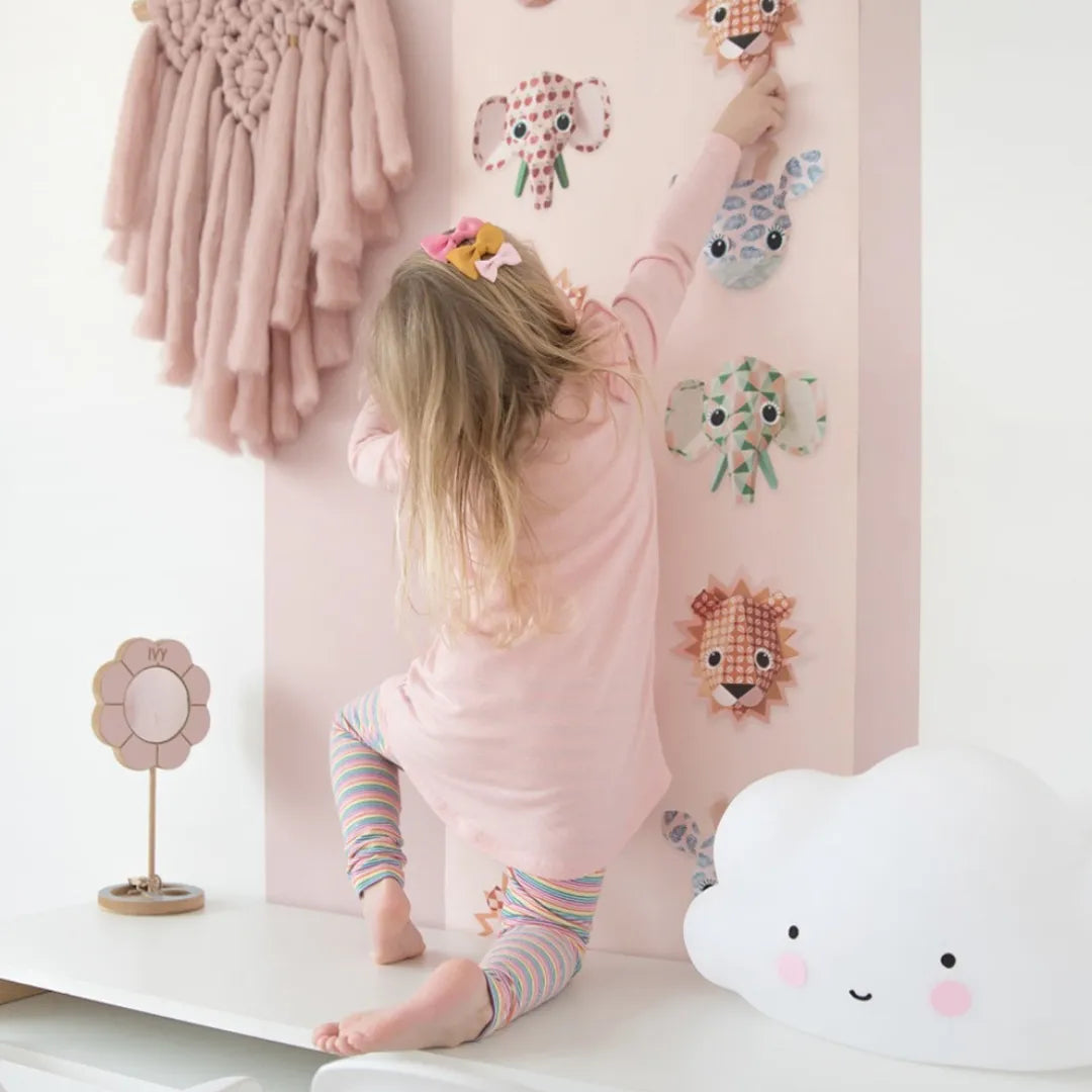 Safari dieren behang met olifanten, leeuwen, giraffen en zebra's voor kinderkamers.