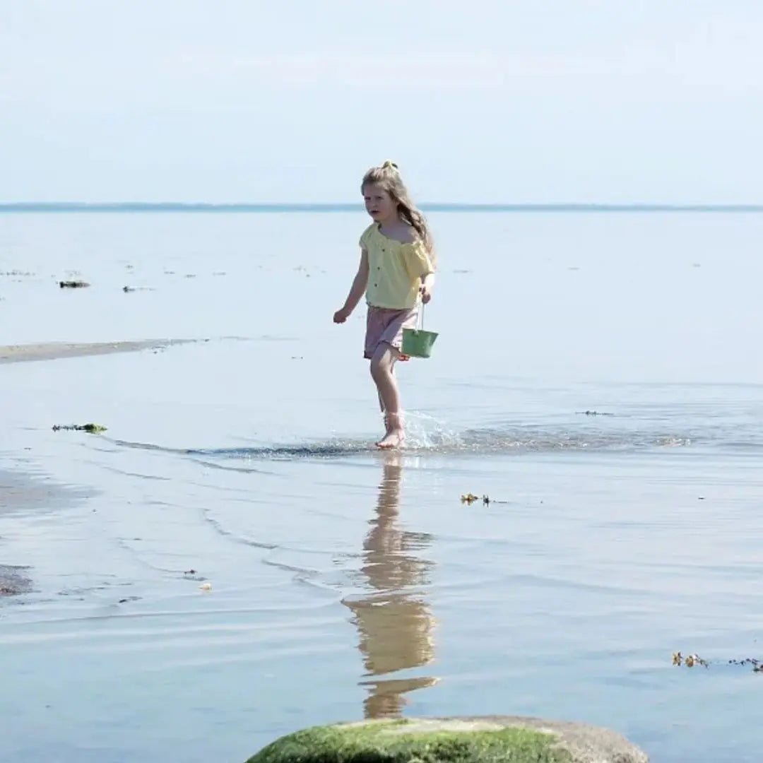 Setje ecologisch strandspeelgoed met schep en emmertje