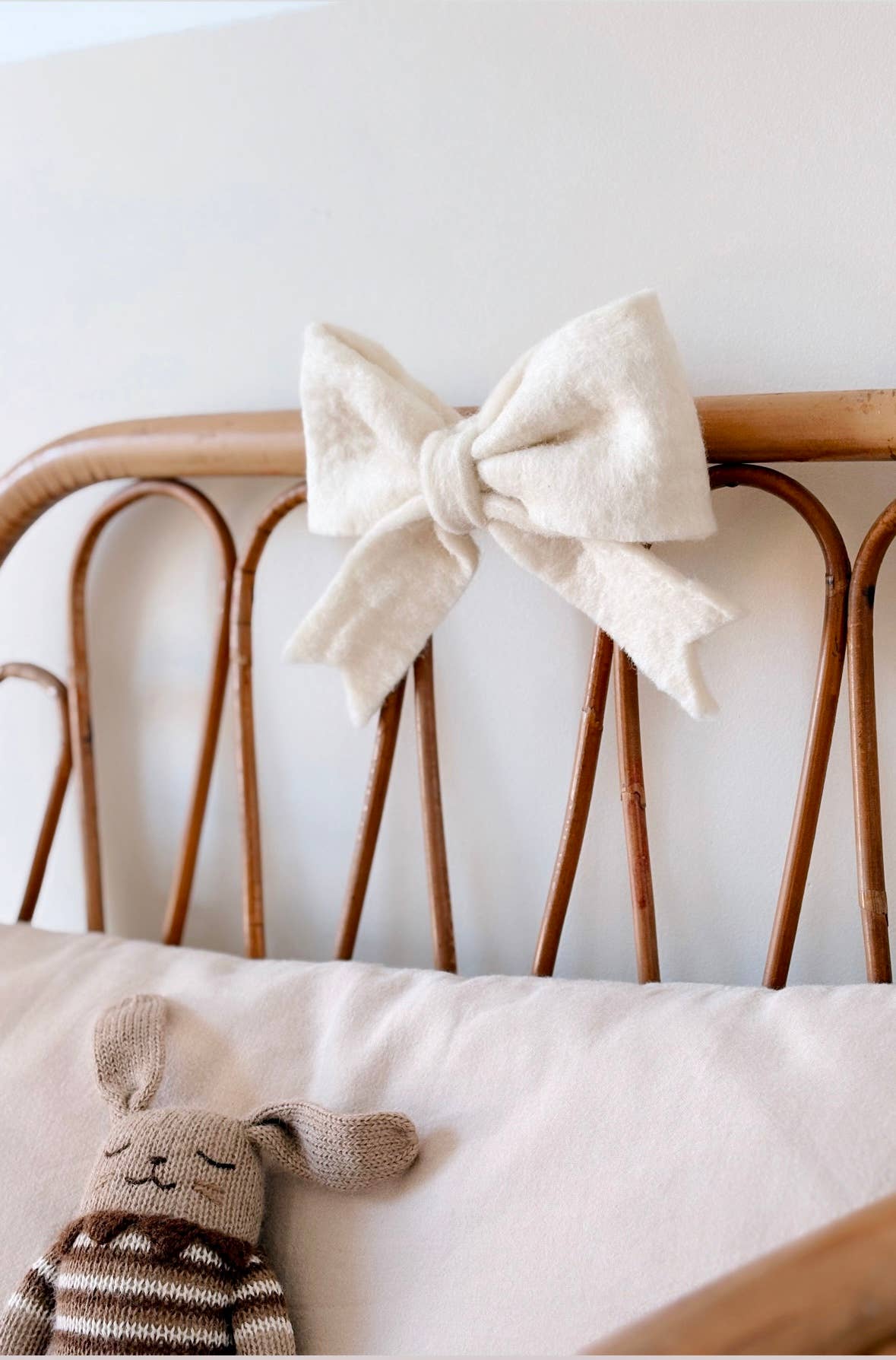 Strikken wandhanger van vilt voor babykamer en kinderkamer