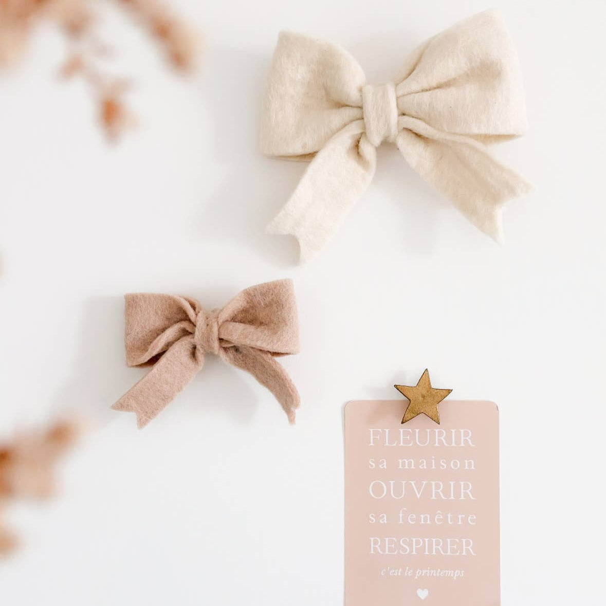 Strikken wandhanger van vilt voor babykamer en kinderkamer