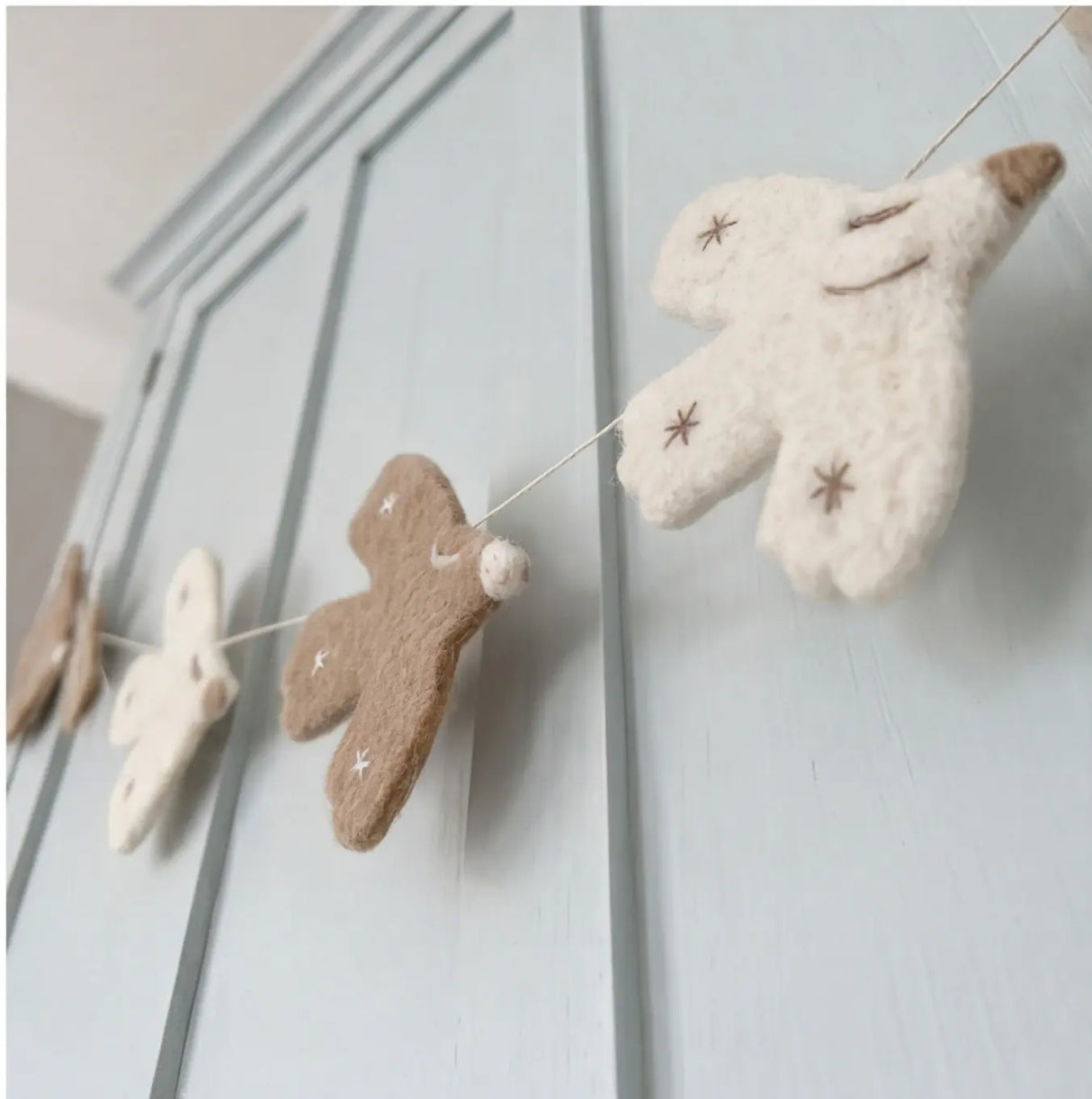 Vilten wandhanger handgemaakt voor babykamer en kinderkamer. Vogel van vilt.