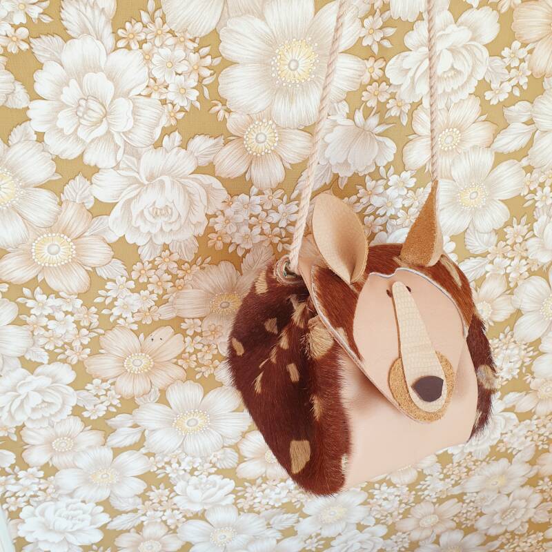 Atelier Ovive leren kindertas gemaakt van leer in de vorm van een hert