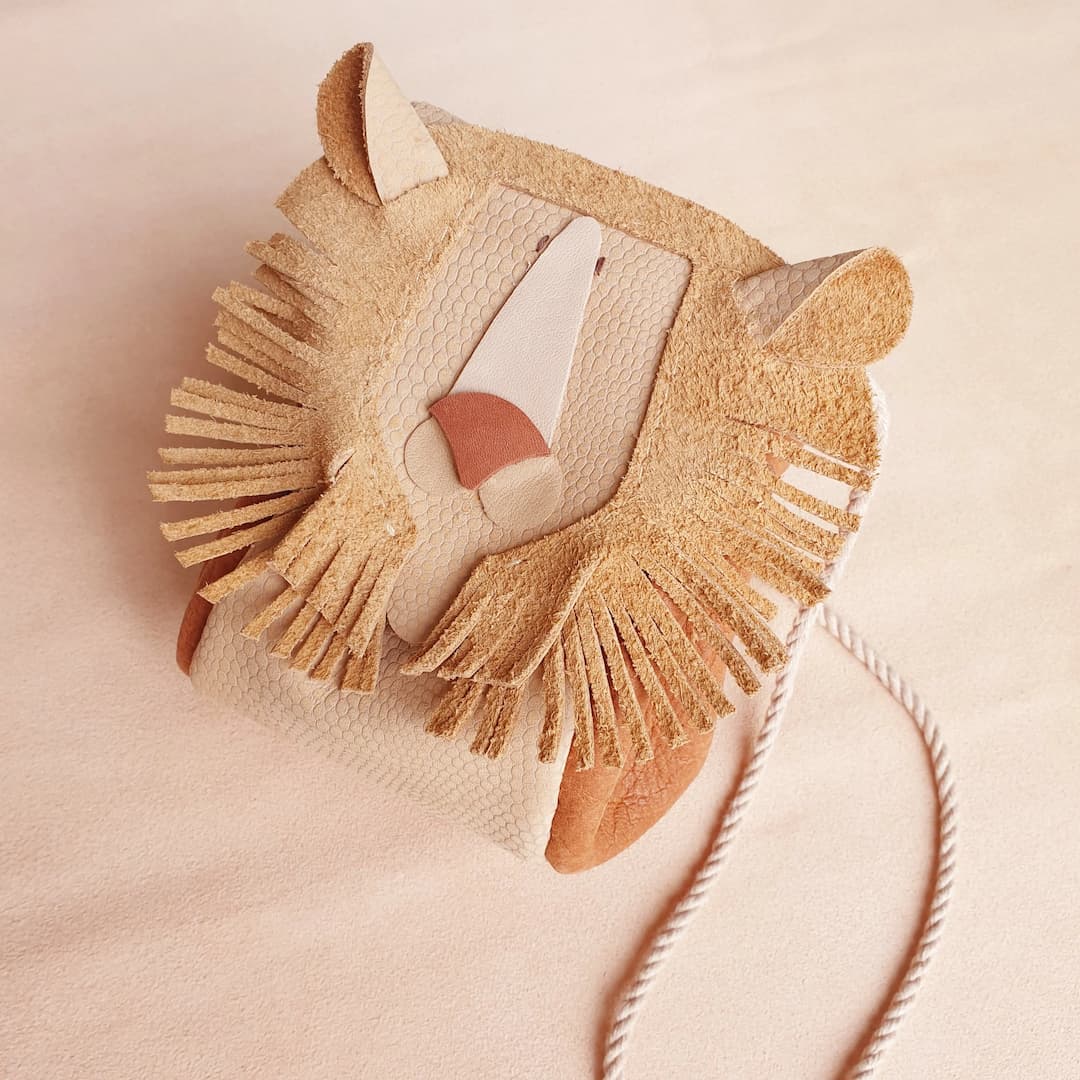 Atelier Ovive Leren kindertasje in de vorm van een leeuw