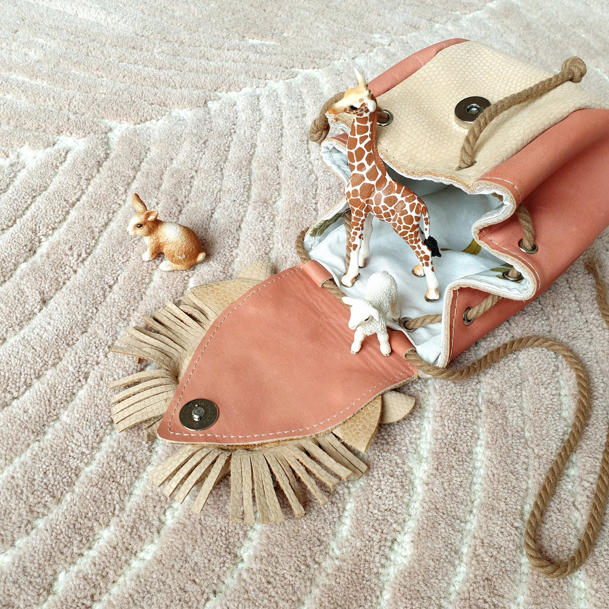 Atelier Ovive Leren kindertas in de vorm van een leeuw