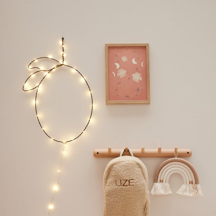 Citroen lamp studio vraco. Gemaakt van staaldraad met een zilveren lichtsnoer. Een mooie lamp voor in de meisjes of jongens kinderkamer.