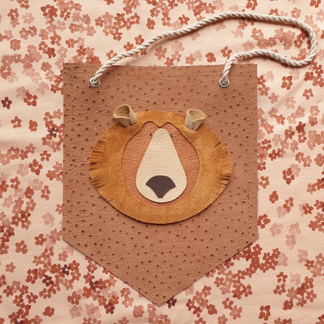 Leren muurhanger met berenkopvan Atelier Ovive