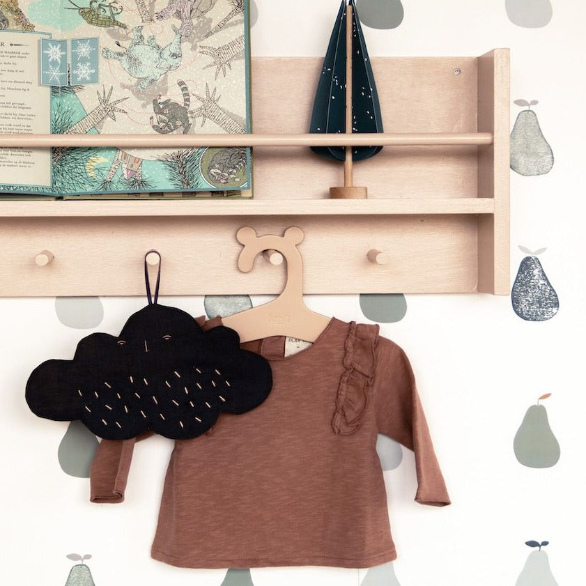 Behang van Bibelotte met groene peren. Hier en daar zelfs een zandkleurig peertje.  Alt-tekst bewerken