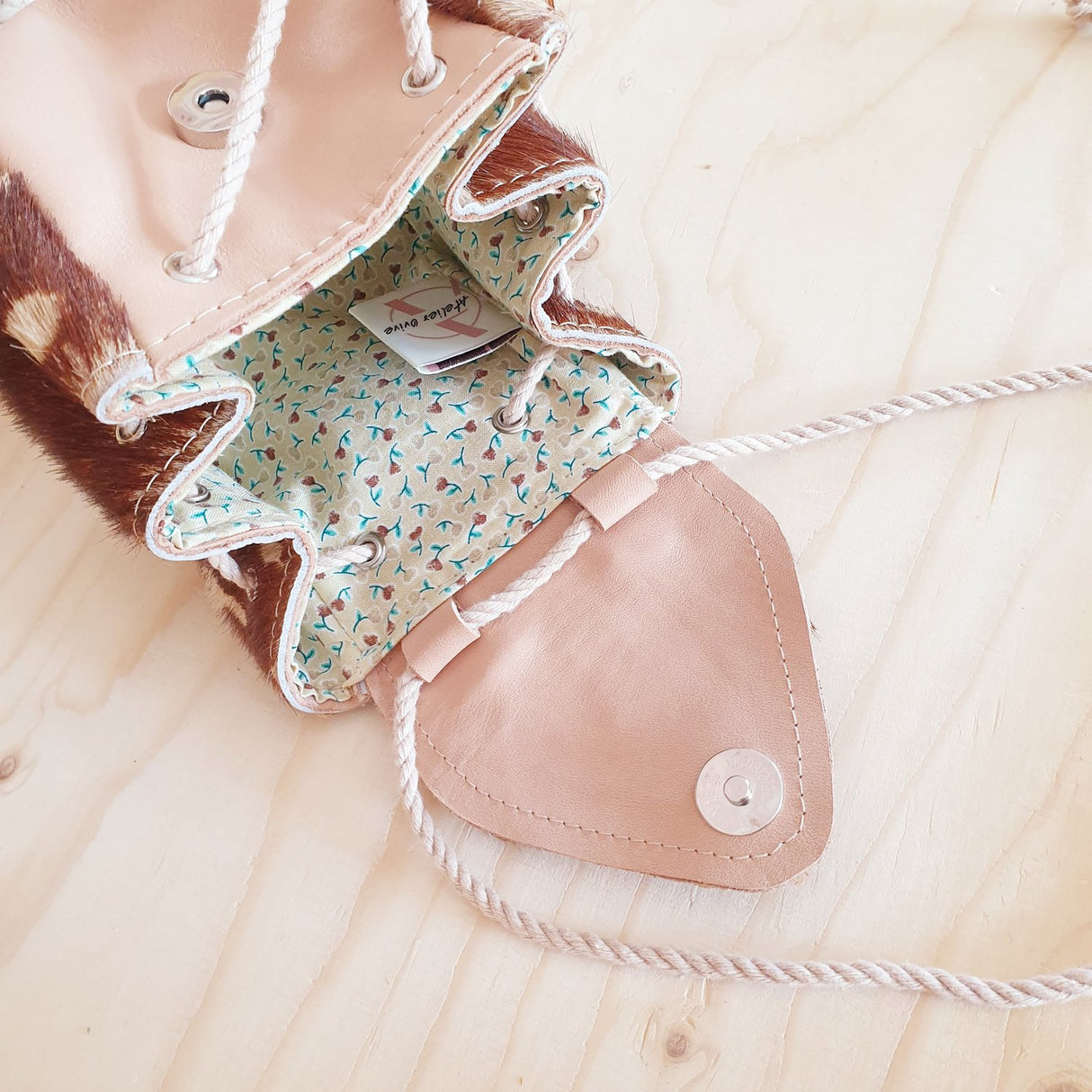 Atelier Ovive leren kindertas gemaakt van leer in de vorm van een hert