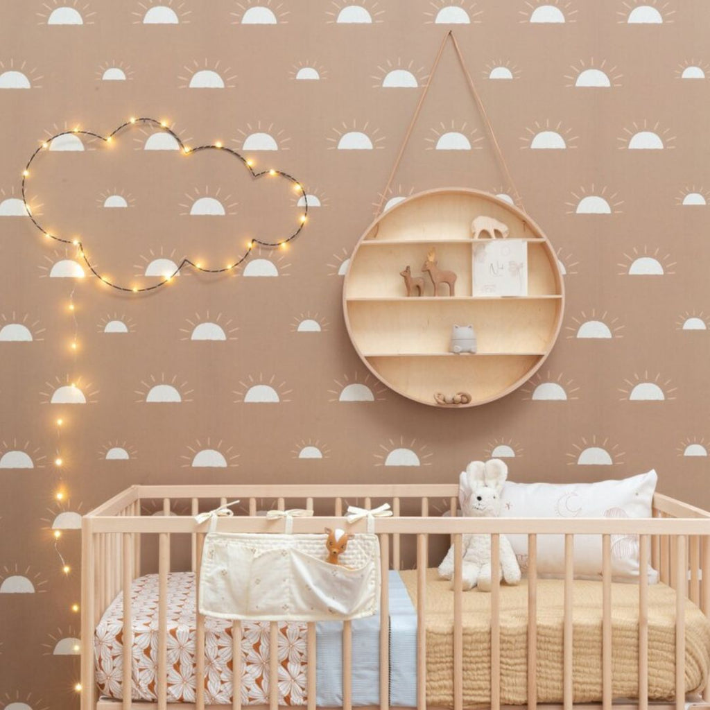 Behang voor meisjeskamer of babykamer met zonnetjes