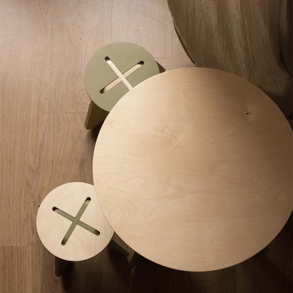 Houten tafel en krukje voor peuters van het merk Babai