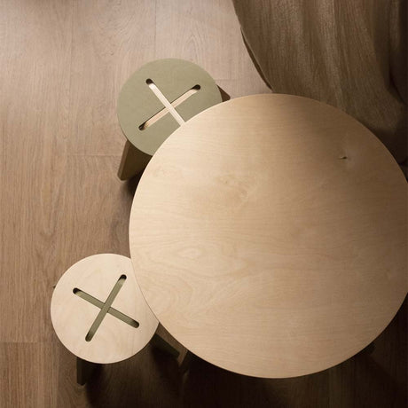Houten tafel en krukje voor peuters van het merk Babai
