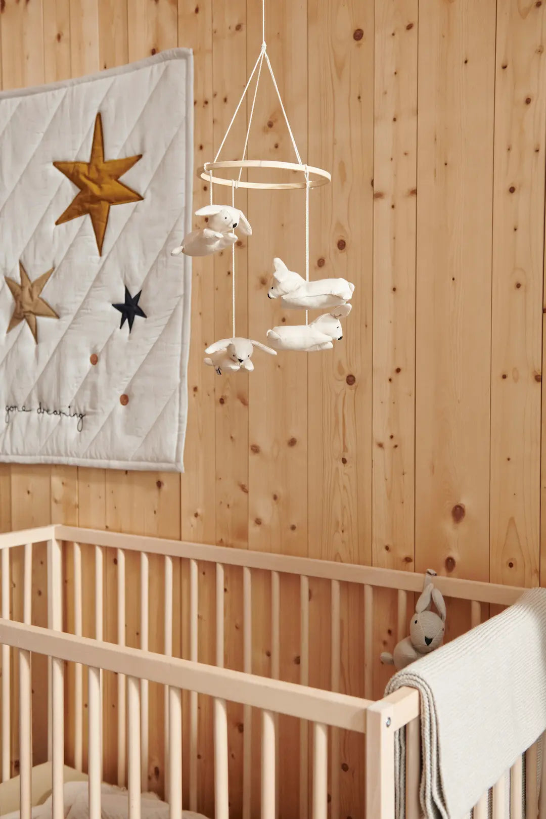 Babymobiel Liewood voor wieg of box met schattige witte honden