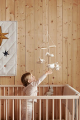 Babymobiel Liewood voor wieg of box met schattige witte honden