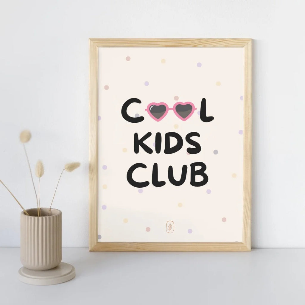 Cool kids club kinderkamer of babykamer poster. Speelse tekst op een stippen achtergrond.